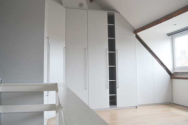 Kast onder schuin dak laten maken