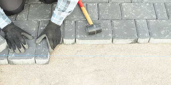 oprit aanleggen met klinkers