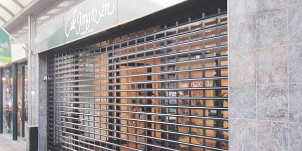 Industriële rolluiken plaatsen